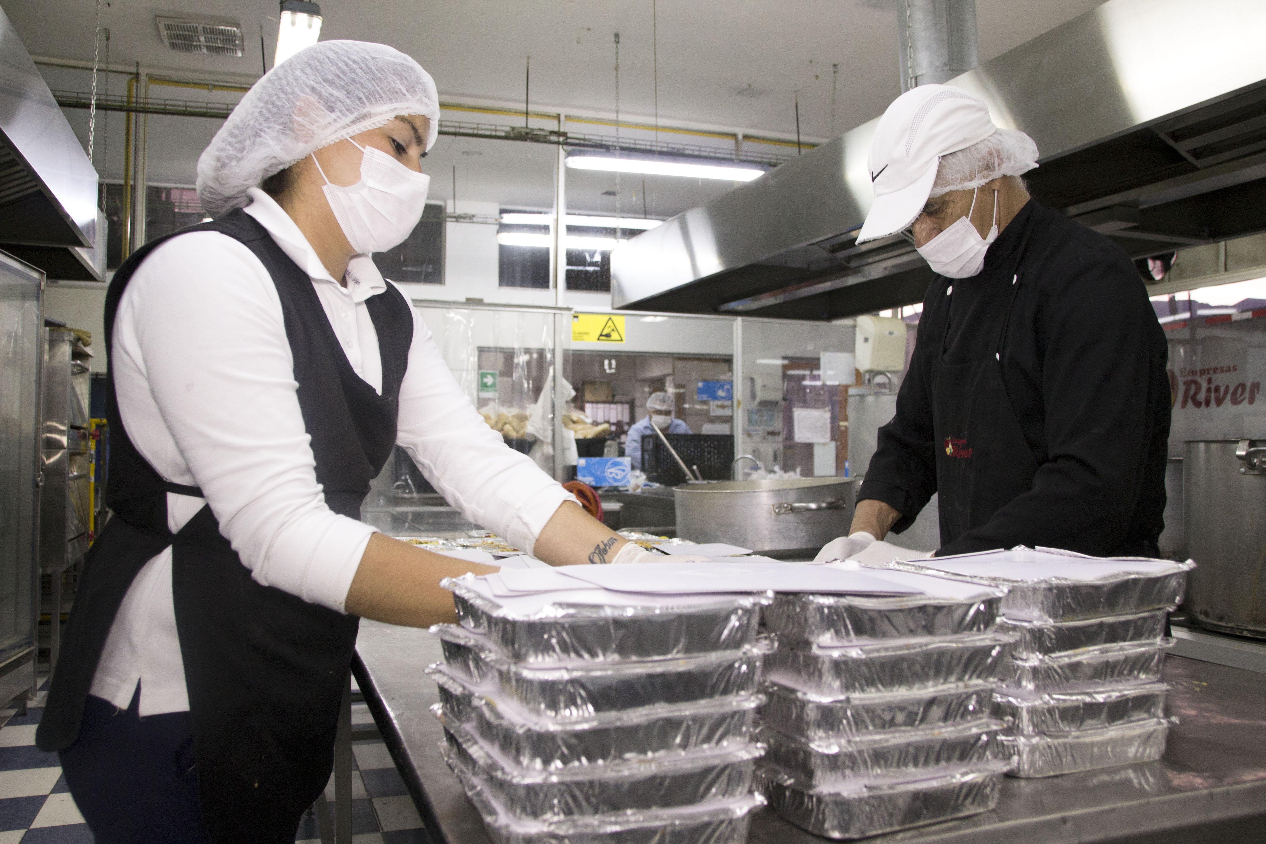 Imagen de equipo preparando alimentos